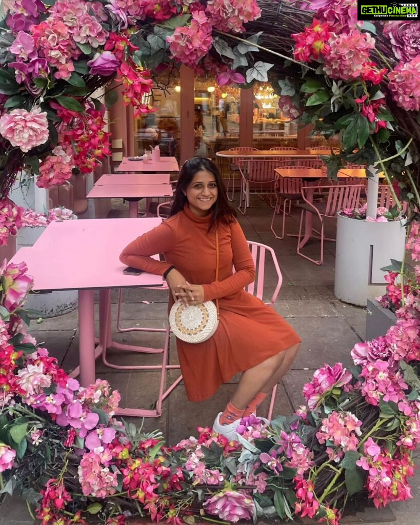 Aarohi Patel Instagram - Flowers can make everything look so pretty 🤍🤌🏻🌸🌻