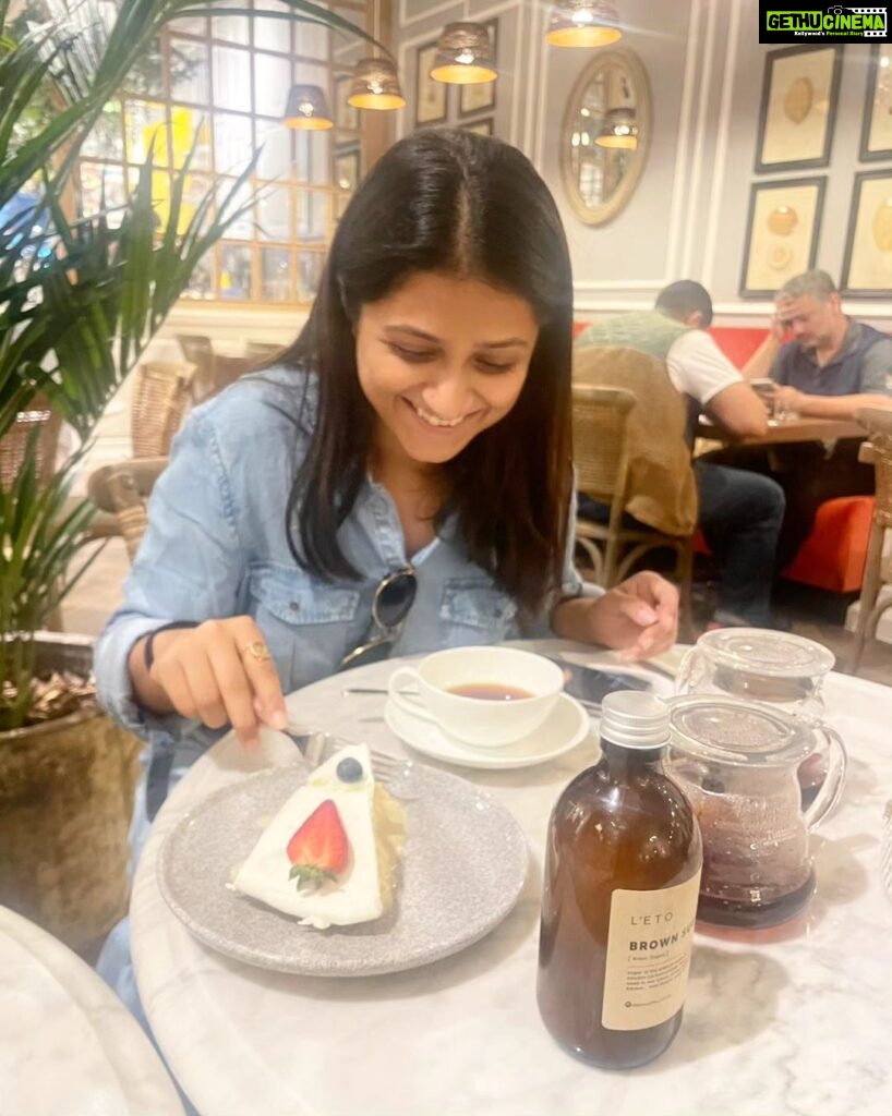 Aarohi Patel Instagram - In london for the coffees and desserts ♥️😍 (Yes, I tried this famous milk cake and let me tell you, it tasted exactly like RasMalai 🙈 - Hence, saare jahan se achha, Hindustan humara 💃♥️) London, United Kingdom
