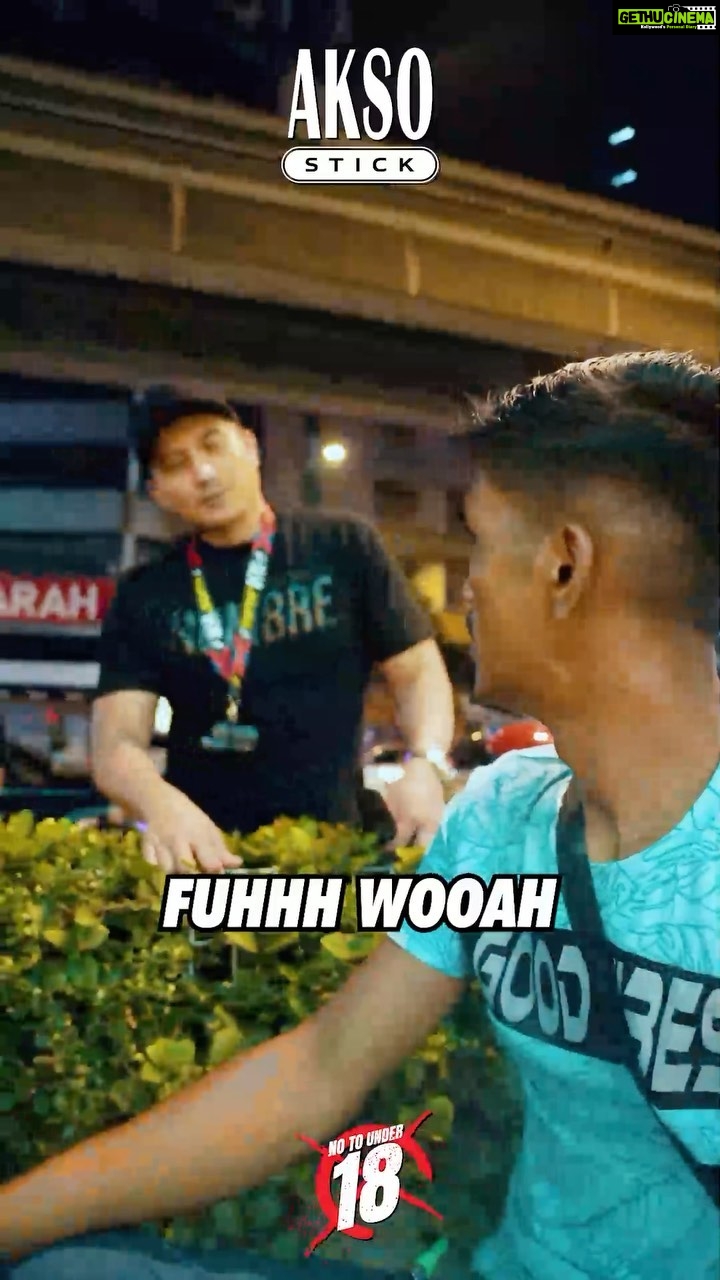 Aaron Aziz Instagram - Apa tengok tengok???? Lu siapa wa mau goyang?!! @officialaksomalaysia @hombremalaysia @vng_distro #TheVapeDon