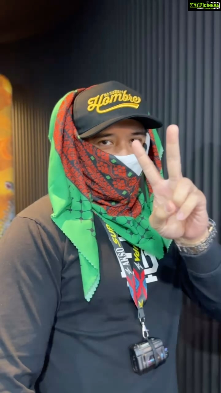 Aaron Aziz Instagram - Supporting this shawl by @fatimahmohsin where all proceeds goes to Palestine. Dont stop praying. @officialaksomalaysia @hombremalaysia