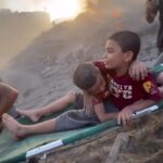 Aaron Aziz Instagram - Semoga Allah memberi kekuatan kepada anak anak Palestine. Hari hari tengok kekejaman IS&$: Semoga Allah sentiasa melaknat mereka Is ra el! Ameen Palestinians carry two brothers boys following Israeli attack in Gaza, 25 October 2023 #gaza #gazaunderattack #repost from @motasem.mortaja Reposted by @okreposter