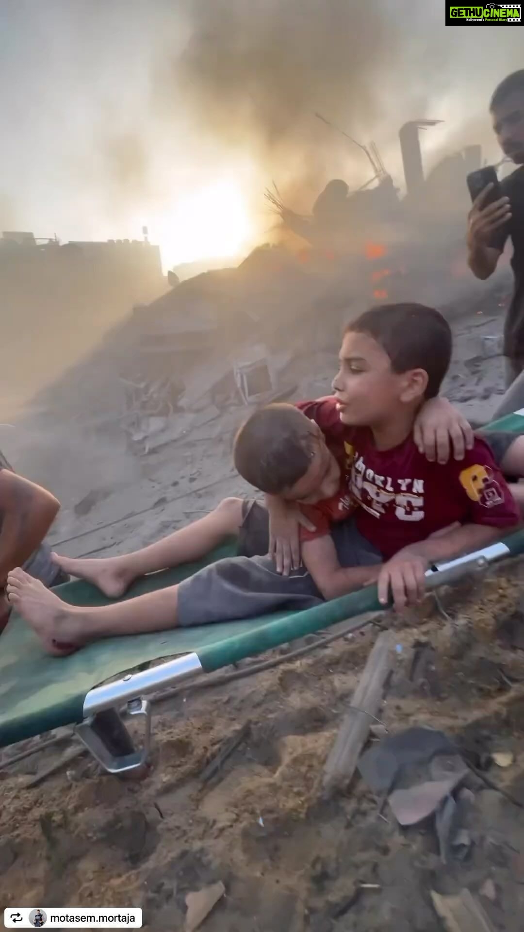 Aaron Aziz Instagram - Semoga Allah memberi kekuatan kepada anak anak Palestine. Hari hari tengok kekejaman IS&$: Semoga Allah sentiasa melaknat mereka Is ra el! Ameen Palestinians carry two brothers boys following Israeli attack in Gaza, 25 October 2023 #gaza #gazaunderattack #repost from @motasem.mortaja Reposted by @okreposter