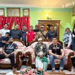 Aaron Aziz Instagram - TabarakAllah Alhamdulillah berjumpa dgn orang Hebat Ayahnda Mael Base yg mengenali arwah ayah kandung saya suatu ketika dahulu. Such a wise man yg berbicara dgn penuh lemah lembut dan hormat yg tak terkata. Terima kasih Mak masakan anaknda yg sedap gila. @officialaksomalaysia #Abgterharu #Abgbersyukur