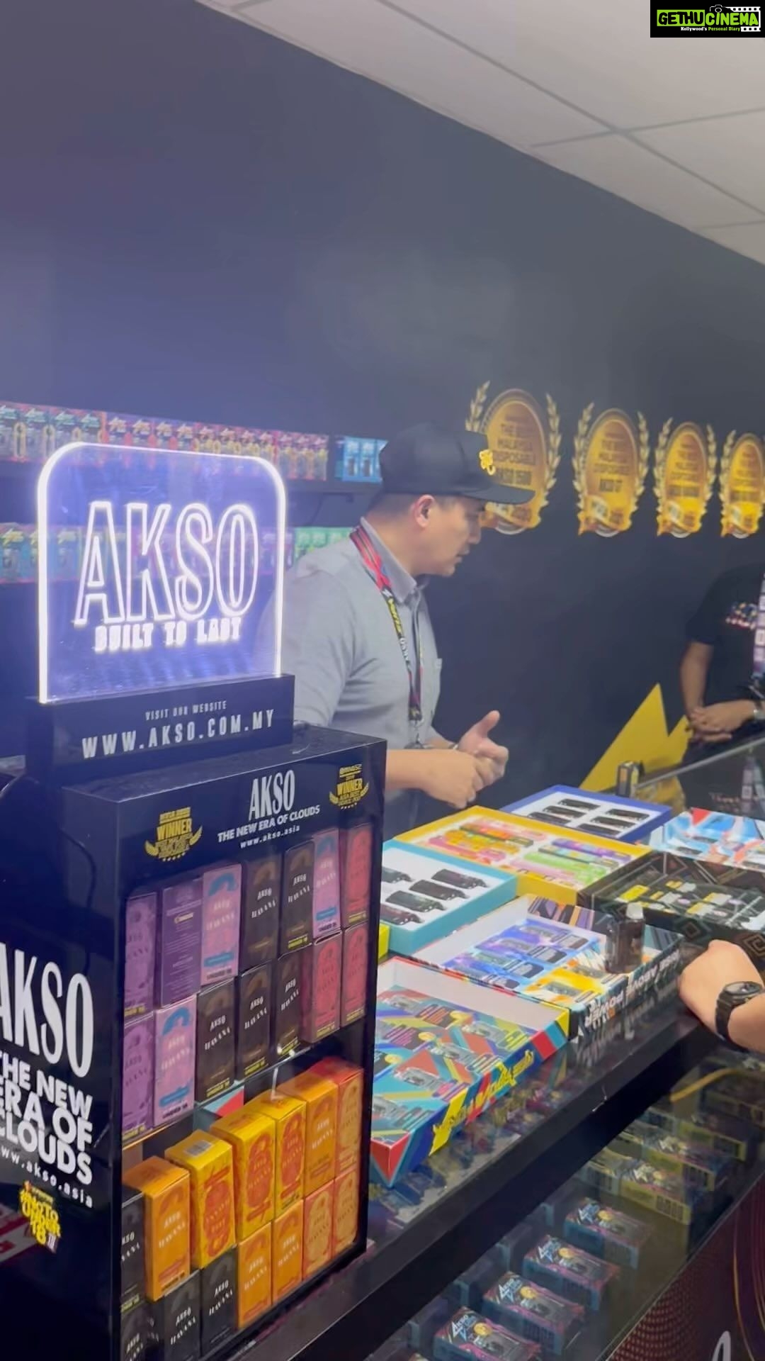 Aaron Aziz Instagram - Selamat Pengantin Baru buat @effreenaezzaty dan bakal suami Rafiq membeli 7 mcm #Akso sebagai dulang hantaran. Semoga bahagia hingga ke Jannah. Thank you support Abg ❤️ @officialaksomalaysia @hombremalaysia @aaronatorsfc #Abghappy #TheVapeDon
