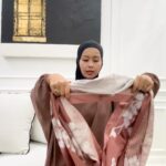 Aaron Aziz Instagram - Abg paling tak suka ambil barang dlm bag isteri. Azab. Isteri korang pun bag mcm ni ke? #BagMcmMcmKhazanah #BagPompuan #Abgsayangisteri #abgfahamPerempuanNiLain #AbgOk #abgdahHadapNiLama #abgjugakygbelikanBagNanti @diyanahalikcom @hombremalaysia @officialaksomalaysia Lush Sakura www.diyanahalik.com