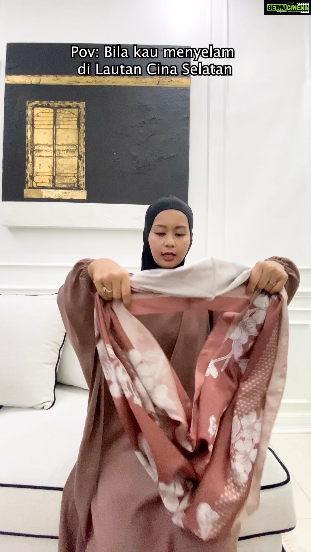 Aaron Aziz Instagram - Abg paling tak suka ambil barang dlm bag isteri. Azab. Isteri korang pun bag mcm ni ke? #BagMcmMcmKhazanah #BagPompuan #Abgsayangisteri #abgfahamPerempuanNiLain #AbgOk #abgdahHadapNiLama #abgjugakygbelikanBagNanti @diyanahalikcom @hombremalaysia @officialaksomalaysia Lush Sakura www.diyanahalik.com