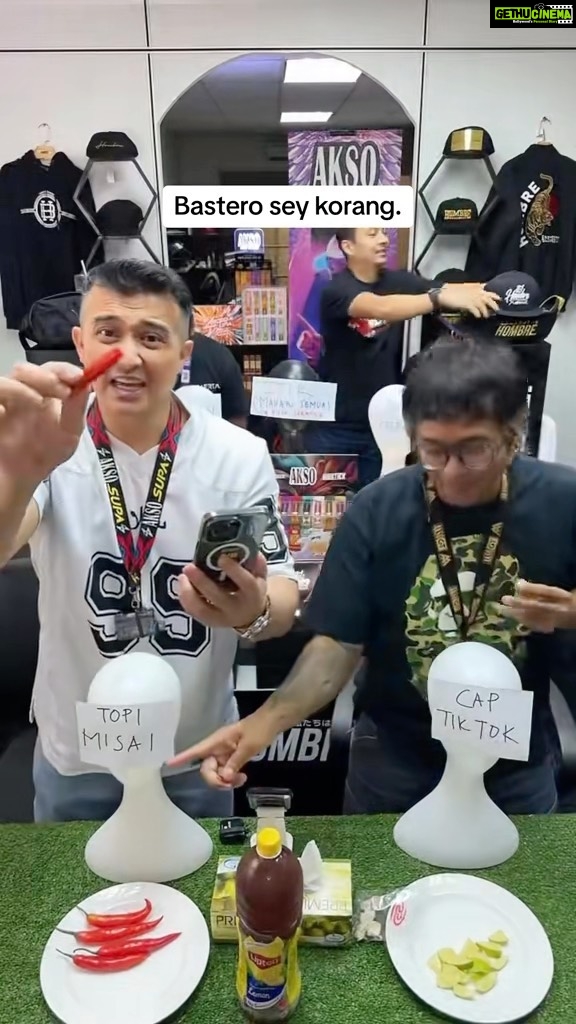 Aaron Aziz Instagram - Inilah suasana Di office saya. Kami kerja sebagai satu keluarga. Satu sakit semua rasa sakit. Tapi Terima kasih la ye kenakan saya makan chilli 9 kali. @officialaksomalaysia @hombremalaysia @vng_distro #TheVapeDon