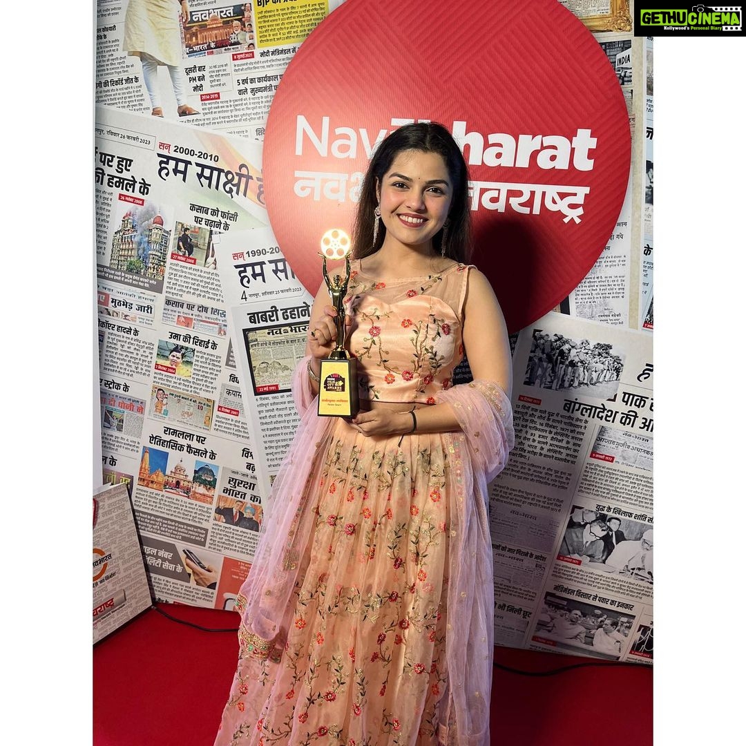 Aarya Ambekar Instagram - Thank you @planet.marathi @navarashtra for the honor!!! Received yet another award as Best Playback Singer for my song Bai Ga!!🥰🧿✨nothing to say..just gratitude! Outfit : @srujana_by_ruttuja Designed by : @ruttuja_kelkar_deodhar Styling, Hair, Makeup : @ambekaraarya 😋😁