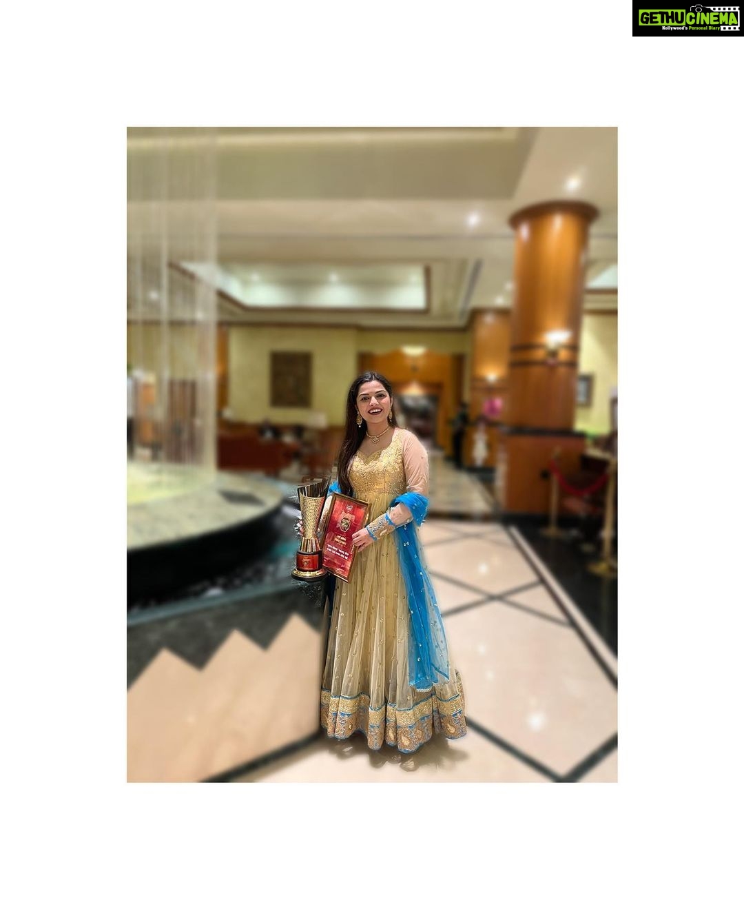 Aarya Ambekar Instagram - Thank you soo much @news18lokmat for the special award for Bai Ga. It was an honor to receive it at the hands of hon. Shri @sudhir.mungantiwar ji and in the presence of hon. Shri @devendra_fadnavis ji.πππ» @lokmat family has always been supportive and how!π€β€οΈπ§Ώ Outfit : @fragrance_designs Designed by : @paragjaysingpure Yashwantrao Chavan Centre