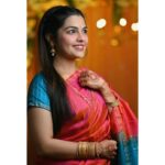 Aarya Ambekar Instagram – A dutiful Karavli caught candid!😁
.
.
.
#aaryaambekar #indianweddings #maharashtrianweddings #silksarees #pinksilksari #sareehairdos #traditionaloutfitindia #bharatiyanari #simpleindianattire #elegantinsaree #elegantattires #elegantjewellery 
PC – Dipankar Kale
Makeup, hair by yours truly!
