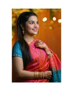 Aarya Ambekar Instagram - A dutiful Karavli caught candid!😁
.
.
.
#aaryaambekar #indianweddings #maharashtrianweddings #silksarees #pinksilksari #sareehairdos #traditionaloutfitindia #bharatiyanari #simpleindianattire #elegantinsaree #elegantattires #elegantjewellery 
PC - Dipankar Kale
Makeup, hair by yours truly!