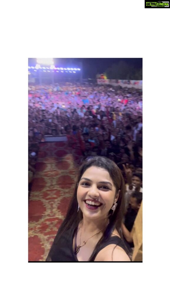 Aarya Ambekar Instagram - SOLAPUR..YOU WERE AMAZINGG!!!!! Sooo much love alreay ❤️❤️❤️❤️❤️ Spot yourself in this video, everyone who was present yesterday!!! And a huge thank you to you all, for showering me with so much love (and for being careful and safe in all the crowd!) kudos to the organisers of Fusion Dandiya, for organising the event and managing the crowd soo well!!! . . . ___ #aaryaambekar #guestentrybelike #dandiyaevent #dandiyasolapur #dandiya2022 #navratri2022