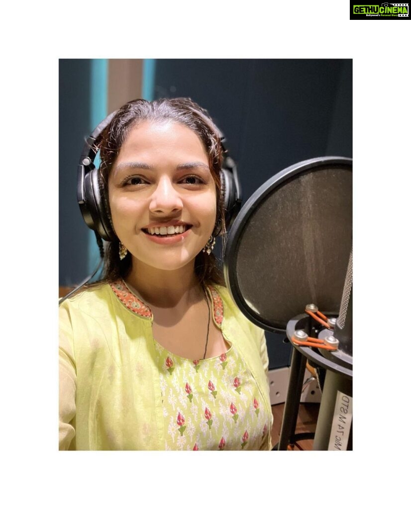 Aarya Ambekar Instagram - Sharing a good news!! Sang my first Hindi jingle for @reliancejewels recently, composed sooo beautifully by @amanpant02 ji and written by everyone’s favourite @guruthakurofficial dada!!! Giving the link in the BIO! Do listen anndd watch, especially for the magic @limaye.mahesh dada and team @manishscarecrow have created!!! Thank you @guruthakurofficial dada and @manishscarecrow ji for this one!!🤗 . . . ___ #aaryaambekar #indianjingles #jewelleryjingles #reliancejewels #ragabasedjingles #indianclassical