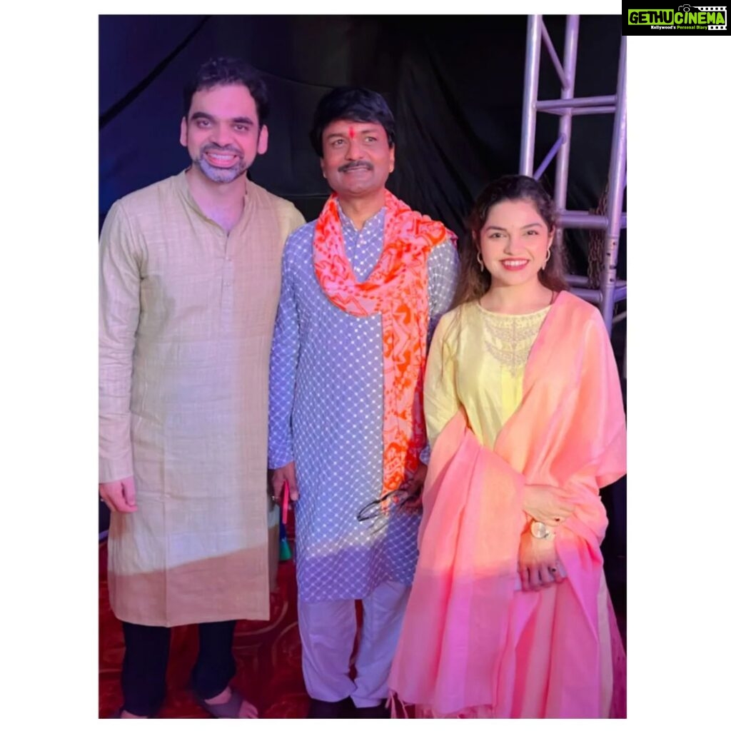 Aarya Ambekar Instagram - Such an honor to have gotten to share the stage with respected Jayteerth ji and Rahul dada yesterday in Pune!! Unforgettable experience to have sung Baje re muraliya and Bhagyada laxmi with Jayteerth ji, being his admirer and fan since childhood!!😇🙏🏻🧿⚫ . . . ___ #aaryaambekar #rahuldeshpande #jayateerthmevundi #liveconcertspune #lokmattichaganpati #lokmatnaadganesh Mahalaxmi Lawns Karve Nagar Pune