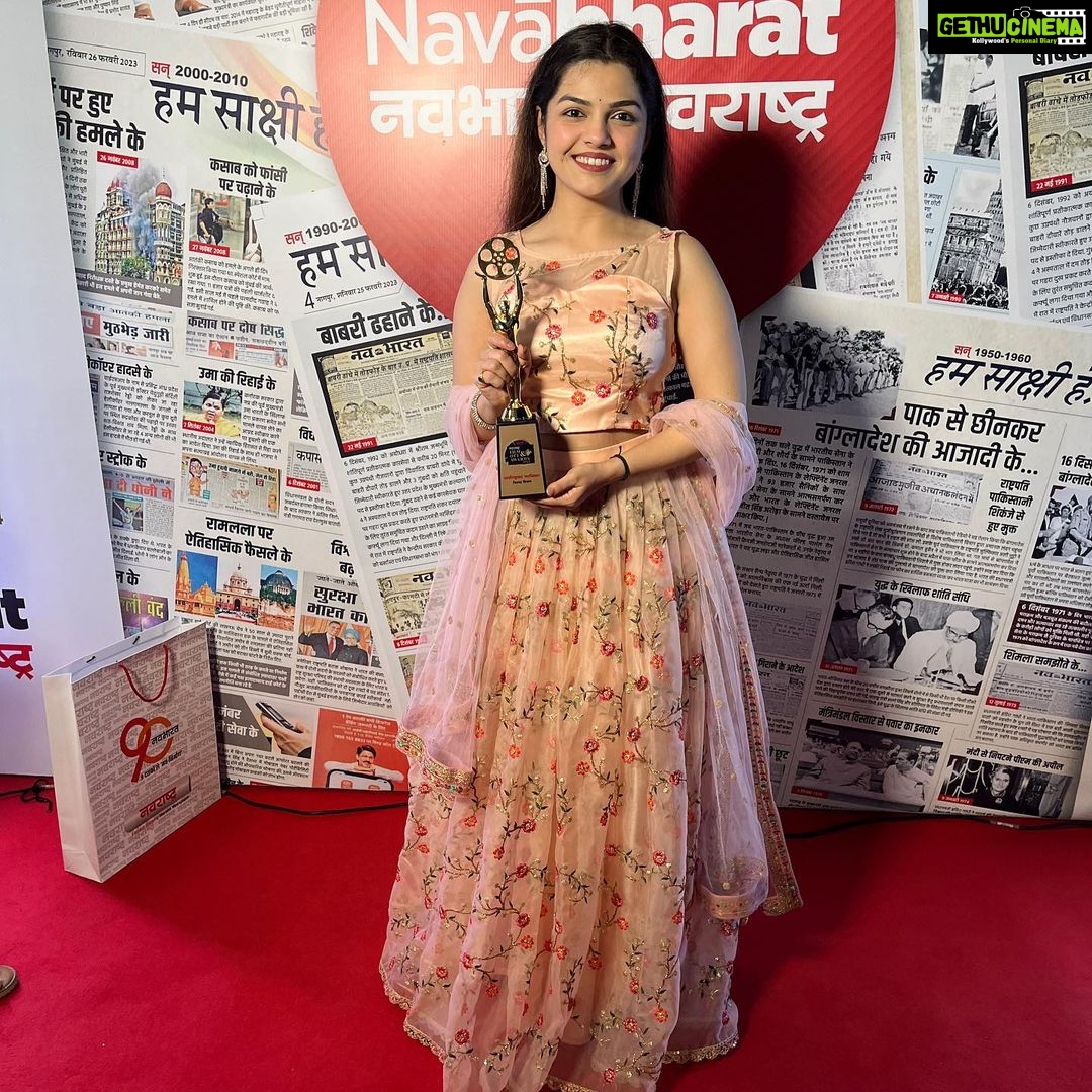 Aarya Ambekar Instagram - Thank you @planet.marathi @navarashtra for the honor!!! Received yet another award as Best Playback Singer for my song Bai Ga!!🥰🧿✨nothing to say..just gratitude! Outfit : @srujana_by_ruttuja Designed by : @ruttuja_kelkar_deodhar Styling, Hair, Makeup : @ambekaraarya 😋😁