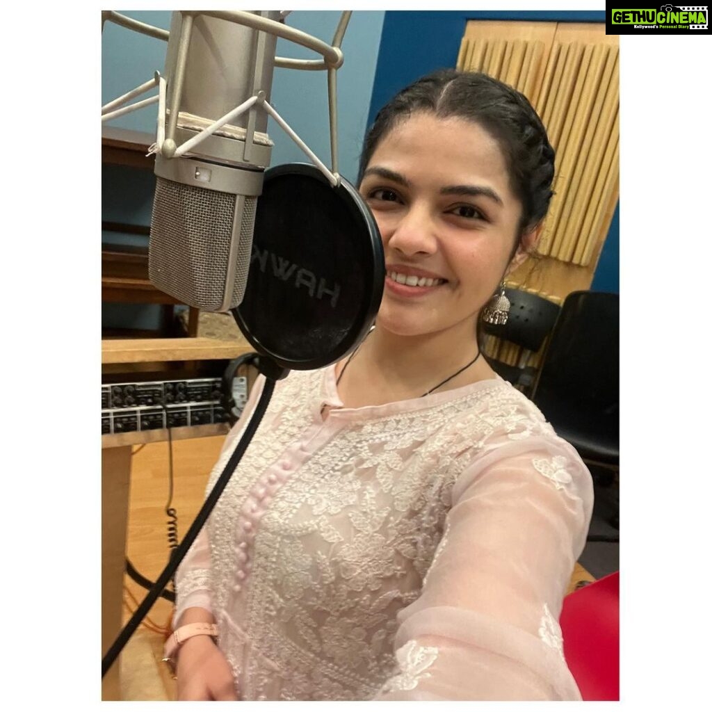 Aarya Ambekar Instagram - Recorded a catchy #Lavani for a film.. composed by @pravinkuwar2 ji and penned by @the_manndar !!! The words, composition and entire concept of it and the film are soo amazingg that I just can’t wait for it to release!!!😍😍😍 YRF Studios