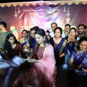 Aarya Ambekar Instagram - Snaps from my recent solo concert at Hingoli!! What amazing hospitality and what a lovely audience!!! Audiences from Parbhani and Nanded had joined too..thank you for all the love and overwhelming response, you all!!😊❤️ I'll definitely want to perform again n again for Hingolikars (would also plan a seperate solo concert for audiences in Parbhani and Nanded!!)⚫🧿✨
Thank you to the super musician dadas from Nagpur as well as Hingoli, for wonderful accompaniment!!
.
PC - Nilesh Garware. Lovely snaps! Thanks!!
.
.
.
___
#aaryaambekar #aaryaambekarlive #aaryassoloconcerts #hingoli