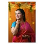 Aarya Ambekar Instagram – A dutiful Karavli caught candid!😁
.
.
.
#aaryaambekar #indianweddings #maharashtrianweddings #silksarees #pinksilksari #sareehairdos #traditionaloutfitindia #bharatiyanari #simpleindianattire #elegantinsaree #elegantattires #elegantjewellery 
PC – Dipankar Kale
Makeup, hair by yours truly!