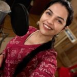 Aarya Ambekar Instagram - Smiles and Candids (swipe!) Had a lovely time singing a very sweeet melody for @chinarkharkar - @ogalemaheshofficial .. beautiful lyrics by @mangeshkangane !! Justt Can’t wait for everyone to listen to it!!! Too excited!😁😁details to follow soon!! . . . ___ #aaryaambekar #chinarmahesh #chinarkharkar #maheshogale #mangeshkangane #newsong #comingsoon