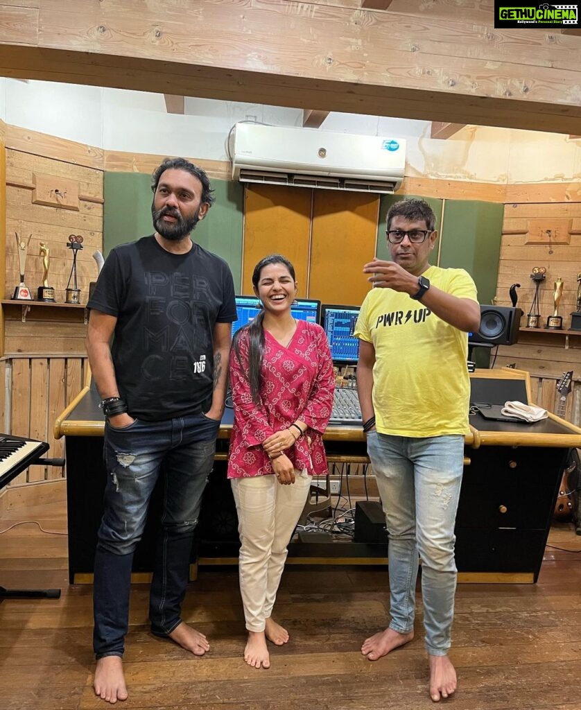 Aarya Ambekar Instagram - Smiles and Candids (swipe!) Had a lovely time singing a very sweeet melody for @chinarkharkar - @ogalemaheshofficial .. beautiful lyrics by @mangeshkangane !! Justt Can’t wait for everyone to listen to it!!! Too excited!😁😁details to follow soon!! . . . ___ #aaryaambekar #chinarmahesh #chinarkharkar #maheshogale #mangeshkangane #newsong #comingsoon