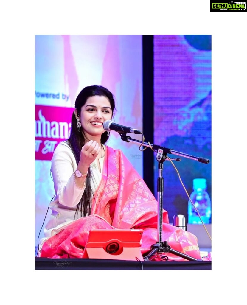 Aarya Ambekar Instagram - Full house concert at Nagpur yesterday!!! What a wonderful time performing all new (and a few popular!) Abhangas for the music loving Nagpur audience!! PC- @tejasviewfinder कविवर्य सुरेश भट सभागृह Suresh Bhat Sabhagruh