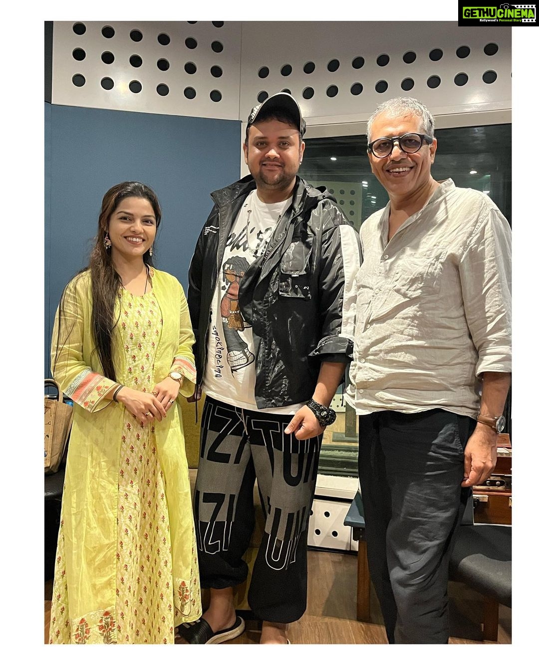 Aarya Ambekar Instagram - Sharing a good news!! Sang my first Hindi jingle for @reliancejewels recently, composed sooo beautifully by @amanpant02 ji and written by everyone’s favourite @guruthakurofficial dada!!! Giving the link in the BIO! Do listen anndd watch, especially for the magic @limaye.mahesh dada and team @manishscarecrow have created!!! Thank you @guruthakurofficial dada and @manishscarecrow ji for this one!!🤗 . . . ___ #aaryaambekar #indianjingles #jewelleryjingles #reliancejewels #ragabasedjingles #indianclassical