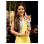Aarya Ambekar Instagram - My 1st award for “Bai Ga”!! Thank you @faktmarathitv and thank you dear @amrutakhanvilkar tai for receiving it on my behalf!!❤️❤️ . . . ___ #aaryaambekar #baigasong #planetmarathi #chandramukhi #bestplaybacksinger #ajayatul #guruthakur #faktmarathiawards