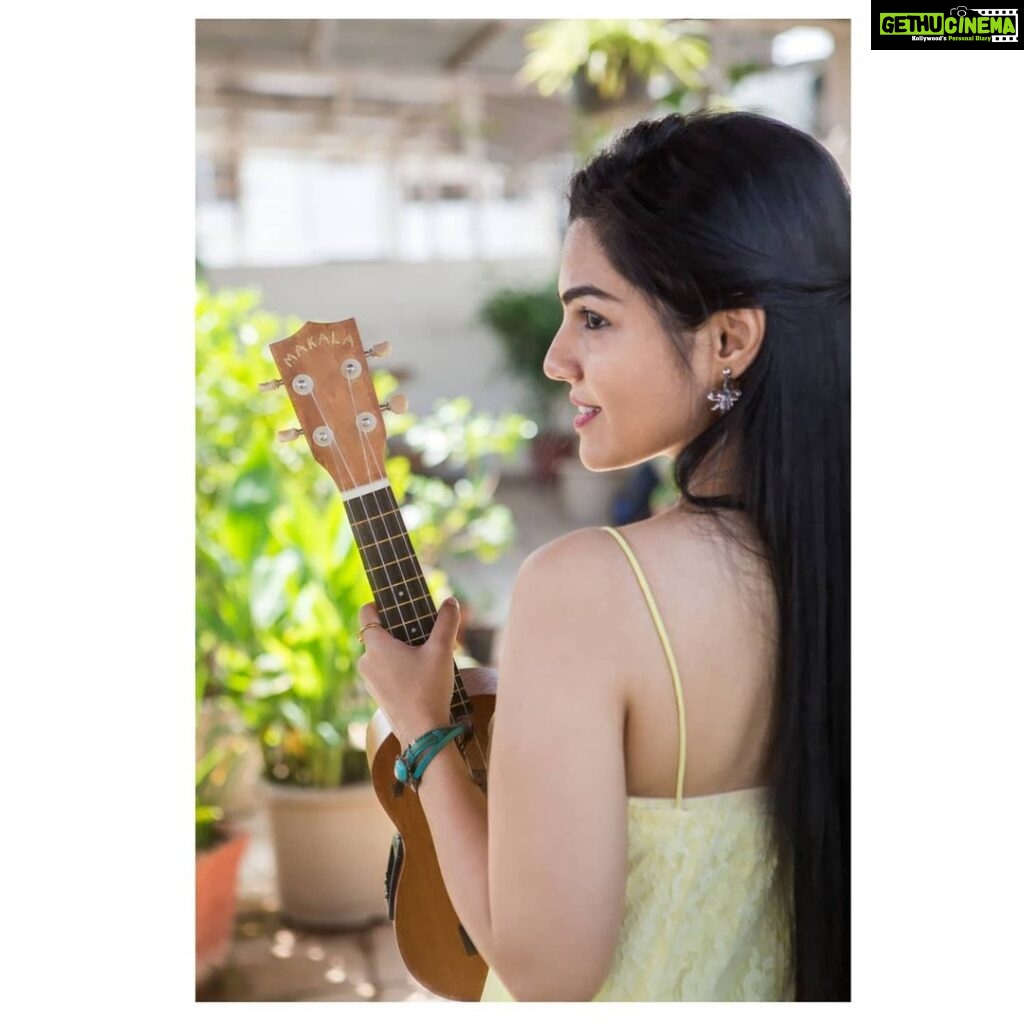 Aarya Ambekar Instagram - Enjoy the little things, for one day, you may look back and realise how valuable those things were! . Ft. My favourite @kalabrandmusic Makala Soprano Ukulele with EQ!❤️ PS - The pics were clicked way before the lockdown and location is one of our neighbour's beautiful terrace garden! . PC - @spkforu . . . ___ #aaryaambekar #ukulelecollaboration #ukecollabs #ukulelephotography #kalabrandmusic #kalaukulele #makalasoprano #marathisingers