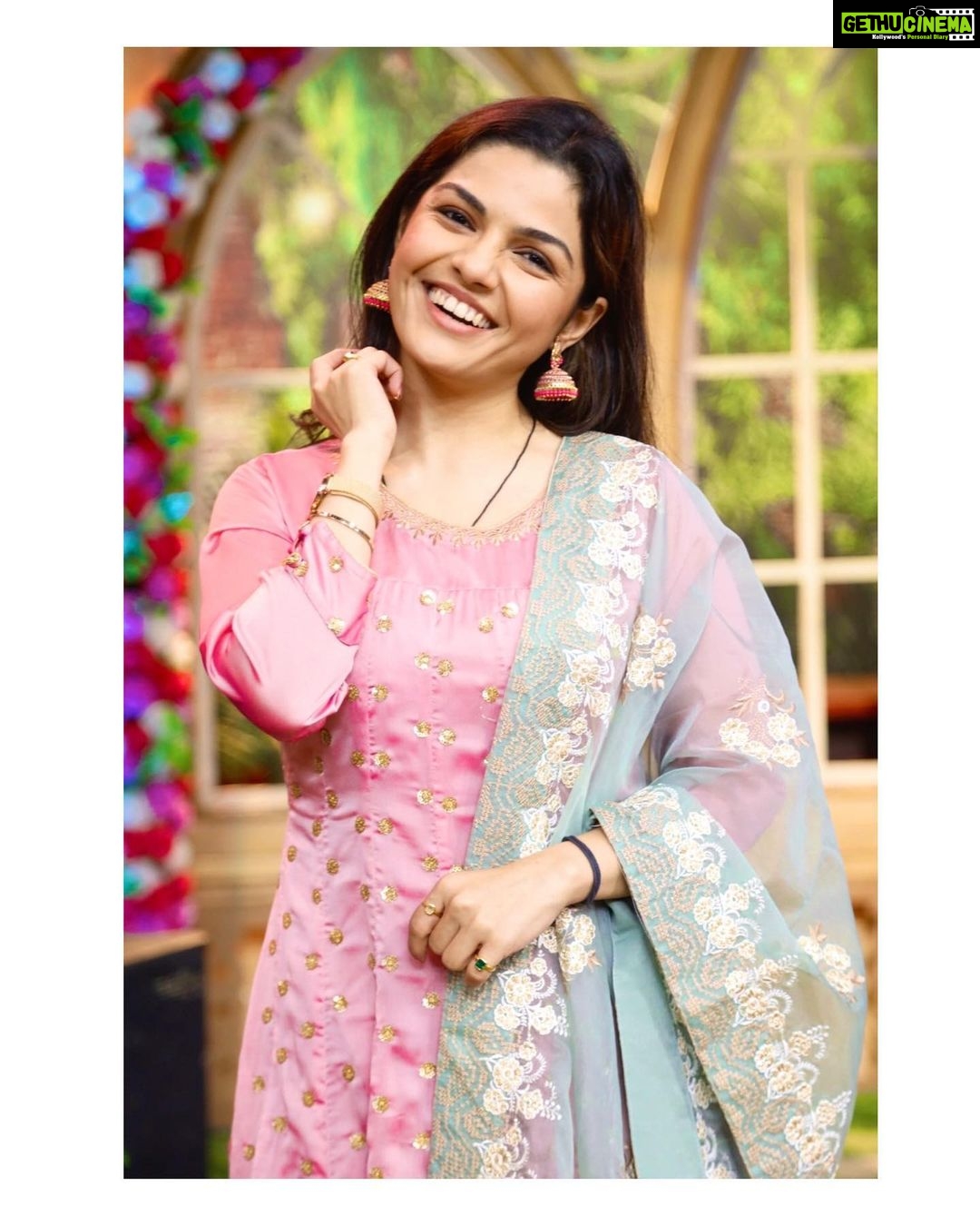 Aarya Ambekar Instagram - Do watch the #Timepass3 team in #ChalaHavaYeuDya tonight on @zeemarathiofficial !! . PC - @sanjaymandre . . . ___ #aaryaambekar