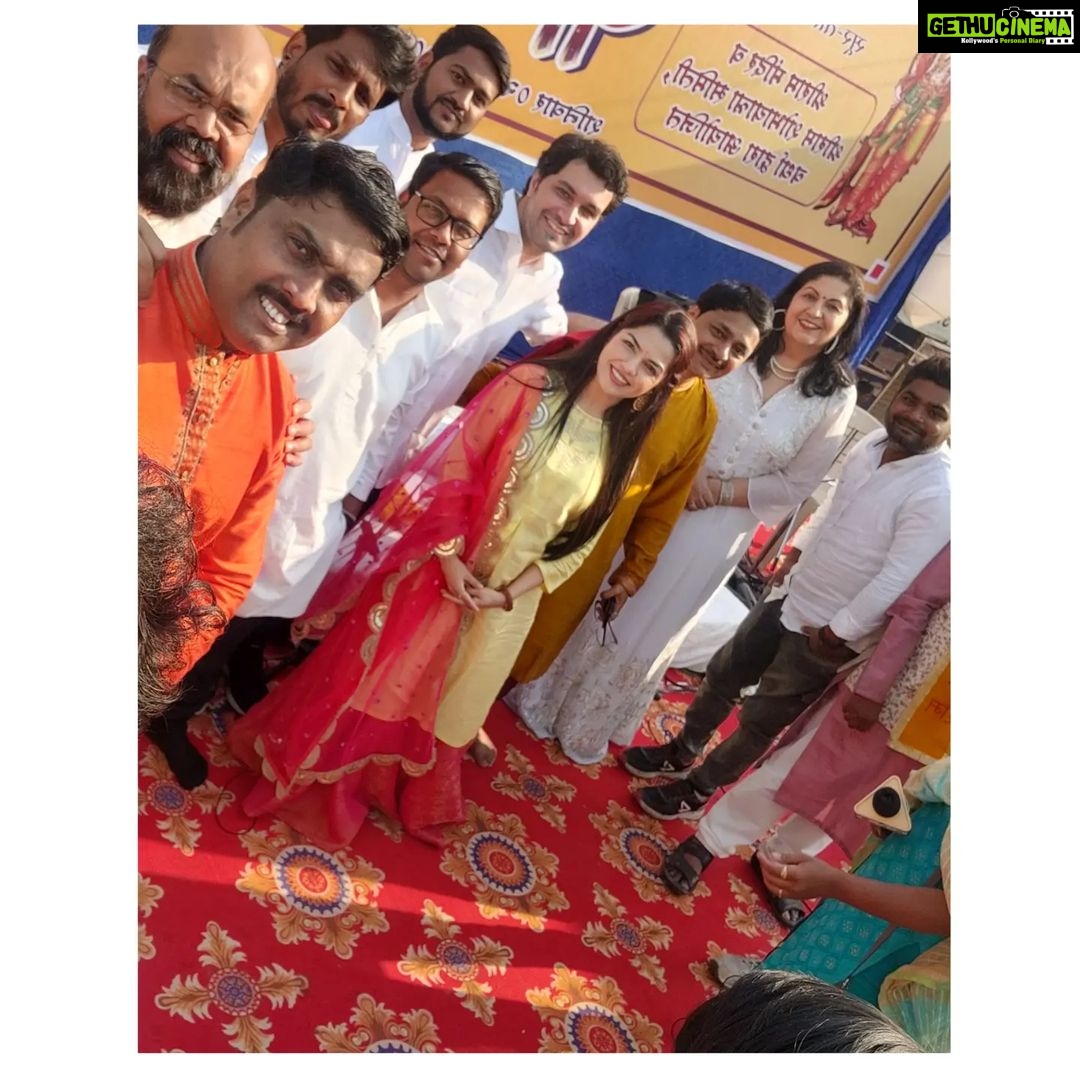 Aarya Ambekar Instagram - A surreal गुढीपाडवा पहाट in Wardha!!❤️🚩 Thank you soo much Wardhekars for the tremendous response today to all my songs, for all the farmaish-es and allll the wholehearted love!! Woke up at 3 am, yet soo fresh..all cos of your energy!!! Thank you Shri Ram Mandir committee for inviting me! Thanks to all the amazing musician dadas from Nagpur!! . . . ___ #aaryaambekar #aaryaambekarliveinconcert #gudhipadwa2022 #gudhipadwapahat #wardha #jaishriram 🚩🙏🏻