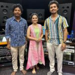 Aarya Ambekar Instagram – It was such a happy moment for me yesterday to sing for @padmanabh.official_ the little boy we fondly used to call Paduklya 😁whos now grown into a fantastic music composer!! Khup kautuk!!🤗 Can’t wait for everyone to listen to the Lavani we recorded yesterday!!!✨🧿😇 Dawn Studios