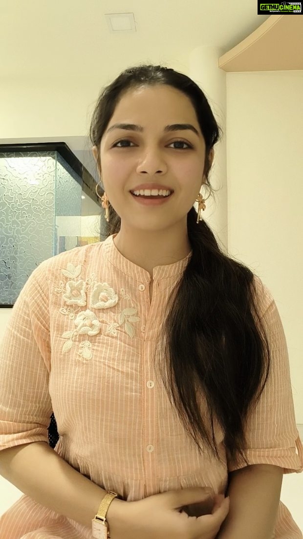 Aarya Ambekar Instagram - Been listening to and humming this Bengali melody eversince I came across it in @kaushiki_sings 's insta story! Couldn't not attempt singing it!! What a fantastic composition by @indraadeep ji and such effortlessly Kaushiki ji and @arijitsingh ji have rendered it!!! (This is the 1st time I'm attempting a Bengali song. Pls forgive linguistic errors.) . . . ___ #kichukichukotha #rawvoicecover #indradeepdasgupta #kaushikichakraborty #arijitsingh #prosen