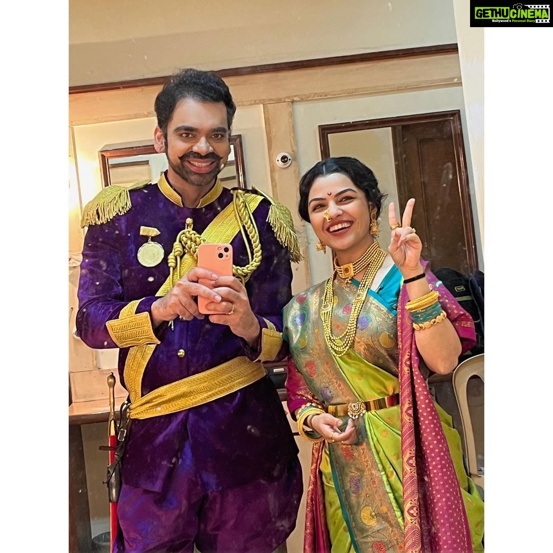 Aarya Ambekar Instagram - Backstage shenanigans..before we put up a special act, in Sangeet Sanyukta Manapman yesterday!!! Absolute fun and such a learning experience when working with @rahuldeshpandeofficial dada!!βΊοΈπ€β¨ππ» More pics to follow soon!
