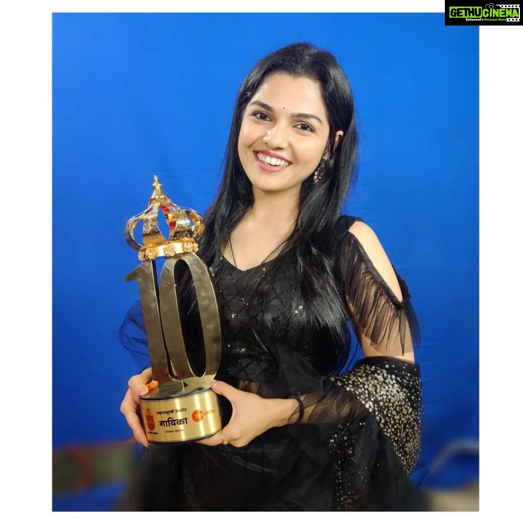 Aarya Ambekar Instagram - Extremely honoured to have received this year's @zeetalkies "Maharashtracha Favourite Kon Suvarnadashak Award", cos the nominees this year itself were all the awardees from the past 10 years..who I've, since childhood, seen and followed as my idols. Thank you juries, thank you everyone who voted for me as "Favorite Playback singer of the Decade" and hugee Thank you to @avinashvishwajeet dadas And @rajwadesatish sir for giving me a song as melodiously sweet as Hrudayat Waje Something!!! . Outfit : @bavanni_by_poojak . . ___ #MFK2021 #MaharashtrachaFavoriteKonAwards #MFKSuvarnaDashak #FavGayikaofthedecade #CelebratingDecade #SuvarnadashakSohala # #aaryaambekar #AvinashVishwajeet #SatishRajwade #AbhinayBerde #TiSaddhyaKayKarte