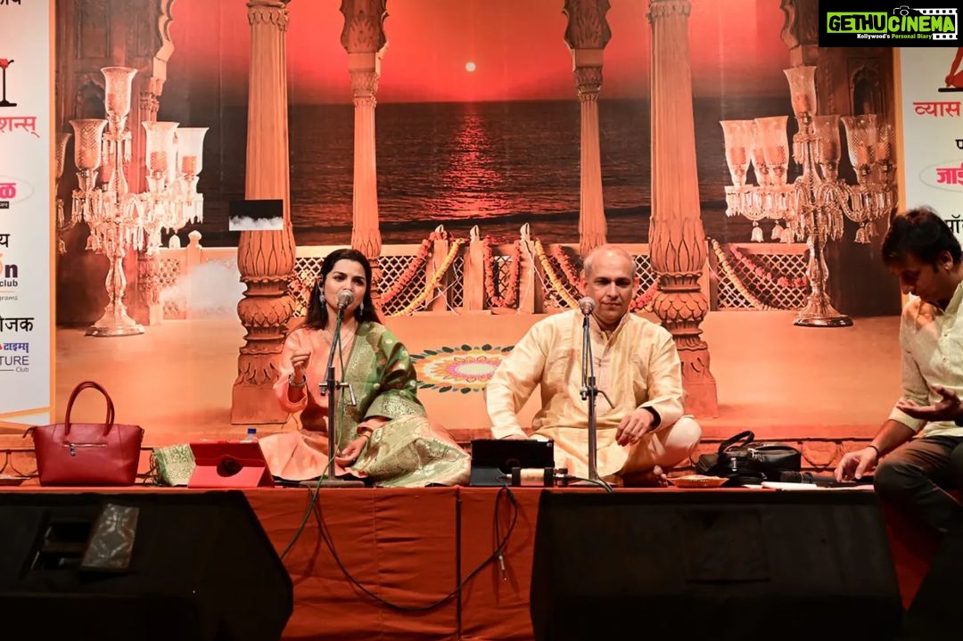 Aarya Ambekar Instagram - Always a treat to the ears to listen to Anand dada and a learning experience, performing with him!!😇🙏🏻 Housefull Shivaji Mandir concert! Shivaji Mandir, Dadar
