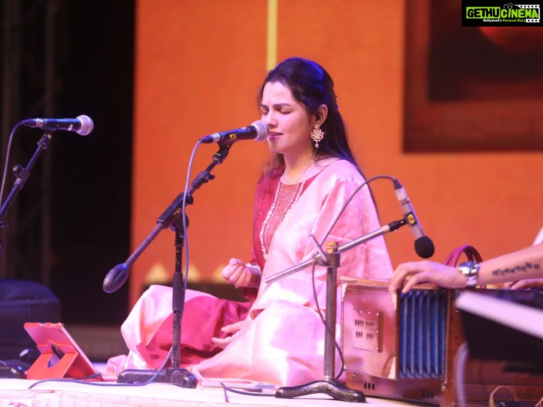 Aarya Ambekar Instagram - Always a privilege performing with @rahuldeshpandeofficial dada.😇🙏🏻 Diwali Pahat day 2 at Shivaji Park, Mumbai. . . . PC for pics 1 and 2 - @indiakashutter PC for pics 5,6,7 - @prasadtt1