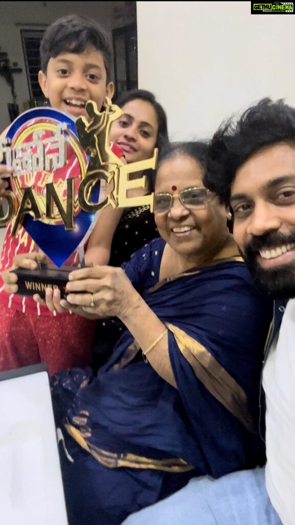 Aata Sandeep Instagram - Achieving something and sharing with our parents is the real winning of “Life”. Amma here is our “Neethone Dance Title”♥️Love u so much Lekhan & mummy for your great support during the time Period of 3 months in Neethone dance @starmaa 💕 @endemolshineind