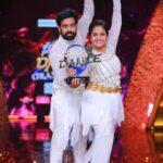 Aata Sandeep Instagram - Jyothi this is for you♥️Here is the “Neethone Dance Title🏆 Can’t just only thank my teachers @radhanair_r mam @tarunmaster @sadaa17 garu♥️ you people are inspiration to me and jyo🙏🙏🙏 Thank you so much THE @thedeverakonda ♥️ Special thanks to my choreographers @wong.choreographer @harinathshankar My loads of hugs to @sreemukhi @springseenu(Bro) love u so much and thanks for your immersive support ra,Cup Mukyam Biguluu🏆 My entire thanks to @endemolshineind @mudit_ig sir @Tabbymam @insghtlinford @rajeshwariprasad_ @simranpoojari_ @rani @dada @shettybro @kaushiki Thanks to my team @team_aatasandeep (dancers) Thanks to my mother @devitamarapalli for supporting me and Jyothi and taking care of Lekhan love u amma ♥️♥️ Thanks to my make up Artist @sree_bridal_makeovers #NeethoneDanceTitleWinner #SandeepJyoti