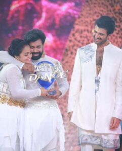 Aata Sandeep Instagram - Jyothi this is for you♥️Here is the “Neethone Dance Title🏆 
Can’t just only thank my teachers @radhanair_r mam @tarunmaster @sadaa17 garu♥️ you people are inspiration to me and jyo🙏🙏🙏
Thank you so much THE @thedeverakonda ♥️
Special thanks to my choreographers @wong.choreographer @harinathshankar 
My loads of hugs to @sreemukhi 
@springseenu(Bro) love u so much and thanks for your immersive support ra,Cup Mukyam Biguluu🏆
My entire thanks to @endemolshineind @mudit_ig sir @Tabbymam @insghtlinford @rajeshwariprasad_ @simranpoojari_ @rani @dada @shettybro @kaushiki 
Thanks to my team @team_aatasandeep (dancers) 
Thanks to my mother @devitamarapalli for supporting me and Jyothi and taking care of Lekhan love u amma ♥️♥️
Thanks to my make up Artist @sree_bridal_makeovers 

#NeethoneDanceTitleWinner #SandeepJyoti