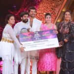Aata Sandeep Instagram - Jyothi this is for you♥️Here is the “Neethone Dance Title🏆 Can’t just only thank my teachers @radhanair_r mam @tarunmaster @sadaa17 garu♥️ you people are inspiration to me and jyo🙏🙏🙏 Thank you so much THE @thedeverakonda ♥️ Special thanks to my choreographers @wong.choreographer @harinathshankar My loads of hugs to @sreemukhi @springseenu(Bro) love u so much and thanks for your immersive support ra,Cup Mukyam Biguluu🏆 My entire thanks to @endemolshineind @mudit_ig sir @Tabbymam @insghtlinford @rajeshwariprasad_ @simranpoojari_ @rani @dada @shettybro @kaushiki Thanks to my team @team_aatasandeep (dancers) Thanks to my mother @devitamarapalli for supporting me and Jyothi and taking care of Lekhan love u amma ♥️♥️ Thanks to my make up Artist @sree_bridal_makeovers #NeethoneDanceTitleWinner #SandeepJyoti