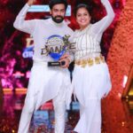 Aata Sandeep Instagram - Jyothi this is for you♥️Here is the “Neethone Dance Title🏆 Can’t just only thank my teachers @radhanair_r mam @tarunmaster @sadaa17 garu♥️ you people are inspiration to me and jyo🙏🙏🙏 Thank you so much THE @thedeverakonda ♥️ Special thanks to my choreographers @wong.choreographer @harinathshankar My loads of hugs to @sreemukhi @springseenu(Bro) love u so much and thanks for your immersive support ra,Cup Mukyam Biguluu🏆 My entire thanks to @endemolshineind @mudit_ig sir @Tabbymam @insghtlinford @rajeshwariprasad_ @simranpoojari_ @rani @dada @shettybro @kaushiki Thanks to my team @team_aatasandeep (dancers) Thanks to my mother @devitamarapalli for supporting me and Jyothi and taking care of Lekhan love u amma ♥️♥️ Thanks to my make up Artist @sree_bridal_makeovers #NeethoneDanceTitleWinner #SandeepJyoti
