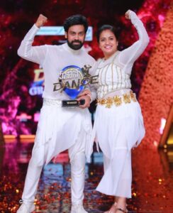 Aata Sandeep Instagram - Jyothi this is for you♥️Here is the “Neethone Dance Title🏆 
Can’t just only thank my teachers @radhanair_r mam @tarunmaster @sadaa17 garu♥️ you people are inspiration to me and jyo🙏🙏🙏
Thank you so much THE @thedeverakonda ♥️
Special thanks to my choreographers @wong.choreographer @harinathshankar 
My loads of hugs to @sreemukhi 
@springseenu(Bro) love u so much and thanks for your immersive support ra,Cup Mukyam Biguluu🏆
My entire thanks to @endemolshineind @mudit_ig sir @Tabbymam @insghtlinford @rajeshwariprasad_ @simranpoojari_ @rani @dada @shettybro @kaushiki 
Thanks to my team @team_aatasandeep (dancers) 
Thanks to my mother @devitamarapalli for supporting me and Jyothi and taking care of Lekhan love u amma ♥️♥️
Thanks to my make up Artist @sree_bridal_makeovers 

#NeethoneDanceTitleWinner #SandeepJyoti