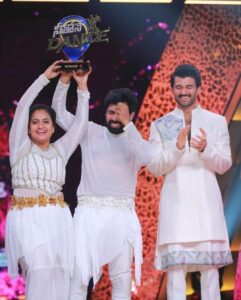 Aata Sandeep Instagram - Jyothi this is for you♥️Here is the “Neethone Dance Title🏆 
Can’t just only thank my teachers @radhanair_r mam @tarunmaster @sadaa17 garu♥️ you people are inspiration to me and jyo🙏🙏🙏
Thank you so much THE @thedeverakonda ♥️
Special thanks to my choreographers @wong.choreographer @harinathshankar 
My loads of hugs to @sreemukhi 
@springseenu(Bro) love u so much and thanks for your immersive support ra,Cup Mukyam Biguluu🏆
My entire thanks to @endemolshineind @mudit_ig sir @Tabbymam @insghtlinford @rajeshwariprasad_ @simranpoojari_ @rani @dada @shettybro @kaushiki 
Thanks to my team @team_aatasandeep (dancers) 
Thanks to my mother @devitamarapalli for supporting me and Jyothi and taking care of Lekhan love u amma ♥️♥️
Thanks to my make up Artist @sree_bridal_makeovers 

#NeethoneDanceTitleWinner #SandeepJyoti