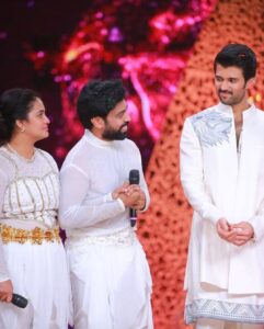 Aata Sandeep Instagram - Jyothi this is for you♥️Here is the “Neethone Dance Title🏆 
Can’t just only thank my teachers @radhanair_r mam @tarunmaster @sadaa17 garu♥️ you people are inspiration to me and jyo🙏🙏🙏
Thank you so much THE @thedeverakonda ♥️
Special thanks to my choreographers @wong.choreographer @harinathshankar 
My loads of hugs to @sreemukhi 
@springseenu(Bro) love u so much and thanks for your immersive support ra,Cup Mukyam Biguluu🏆
My entire thanks to @endemolshineind @mudit_ig sir @Tabbymam @insghtlinford @rajeshwariprasad_ @simranpoojari_ @rani @dada @shettybro @kaushiki 
Thanks to my team @team_aatasandeep (dancers) 
Thanks to my mother @devitamarapalli for supporting me and Jyothi and taking care of Lekhan love u amma ♥️♥️
Thanks to my make up Artist @sree_bridal_makeovers 

#NeethoneDanceTitleWinner #SandeepJyoti