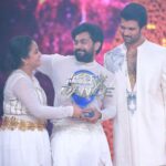 Aata Sandeep Instagram - Jyothi this is for you♥️Here is the “Neethone Dance Title🏆 Can’t just only thank my teachers @radhanair_r mam @tarunmaster @sadaa17 garu♥️ you people are inspiration to me and jyo🙏🙏🙏 Thank you so much THE @thedeverakonda ♥️ Special thanks to my choreographers @wong.choreographer @harinathshankar My loads of hugs to @sreemukhi @springseenu(Bro) love u so much and thanks for your immersive support ra,Cup Mukyam Biguluu🏆 My entire thanks to @endemolshineind @mudit_ig sir @Tabbymam @insghtlinford @rajeshwariprasad_ @simranpoojari_ @rani @dada @shettybro @kaushiki Thanks to my team @team_aatasandeep (dancers) Thanks to my mother @devitamarapalli for supporting me and Jyothi and taking care of Lekhan love u amma ♥️♥️ Thanks to my make up Artist @sree_bridal_makeovers #NeethoneDanceTitleWinner #SandeepJyoti