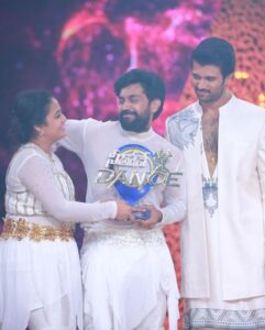 Aata Sandeep Instagram - Jyothi this is for you♥️Here is the “Neethone Dance Title🏆 
Can’t just only thank my teachers @radhanair_r mam @tarunmaster @sadaa17 garu♥️ you people are inspiration to me and jyo🙏🙏🙏
Thank you so much THE @thedeverakonda ♥️
Special thanks to my choreographers @wong.choreographer @harinathshankar 
My loads of hugs to @sreemukhi 
@springseenu(Bro) love u so much and thanks for your immersive support ra,Cup Mukyam Biguluu🏆
My entire thanks to @endemolshineind @mudit_ig sir @Tabbymam @insghtlinford @rajeshwariprasad_ @simranpoojari_ @rani @dada @shettybro @kaushiki 
Thanks to my team @team_aatasandeep (dancers) 
Thanks to my mother @devitamarapalli for supporting me and Jyothi and taking care of Lekhan love u amma ♥️♥️
Thanks to my make up Artist @sree_bridal_makeovers 

#NeethoneDanceTitleWinner #SandeepJyoti
