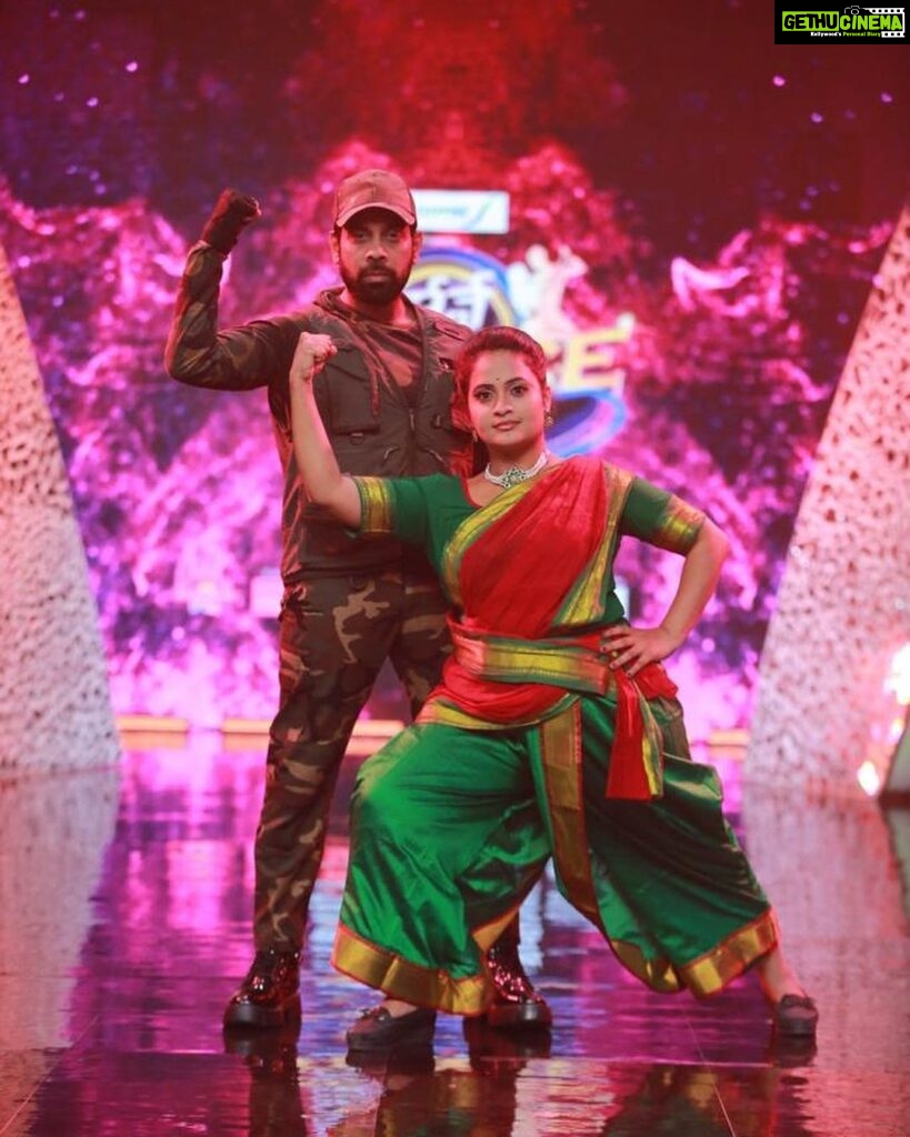 Aata Sandeep Instagram - Don’t Miss to watch our #IndianArmy Dance act on #NeethoneDance today at 9:00pm only on ur favourite channel @starmaa @endemolshineind “Mera Bharat Mahan” every citizen should be a Soldier🫡 #24yearsofkargilwar #Respect #IndianArmy #WomenEmpowerment