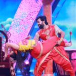 Aata Sandeep Instagram - Don’t Miss to watch our “Super Mega Power Star” Ramcharan Garu dance act in #NeethoneDance this Sunday at 9:00pm only on @starmaa Thanks to @endemolshineind Thanks to our choreographers @wong.choreographer @harinathshankar