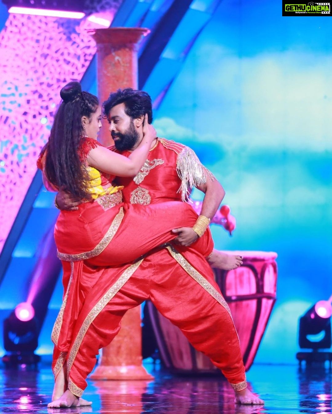 Aata Sandeep Instagram - Don’t Miss to watch our “Super Mega Power Star” Ramcharan Garu dance act in #NeethoneDance this Sunday at 9:00pm only on @starmaa Thanks to @endemolshineind Thanks to our choreographers @wong.choreographer @harinathshankar