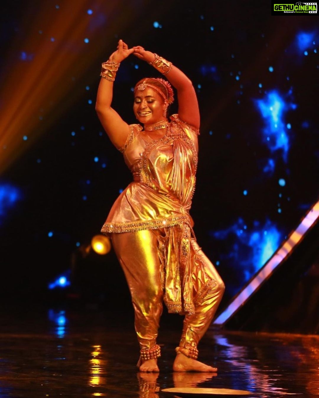 Aata Sandeep Instagram - Don’t Miss to watch Gold Man & Women💕Sculpture Dance in #NeethoneDance this Sunday at 9:00pm only on your favourite channel @starmaa Thanks to @endemolshineind @wong.choreographer